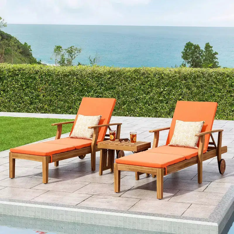 Perla Ensemble de 3 Chaises Longues d'Extérieur en Bois d'Acacia avec Coussins – Teck/Orange – Christopher Knight Home