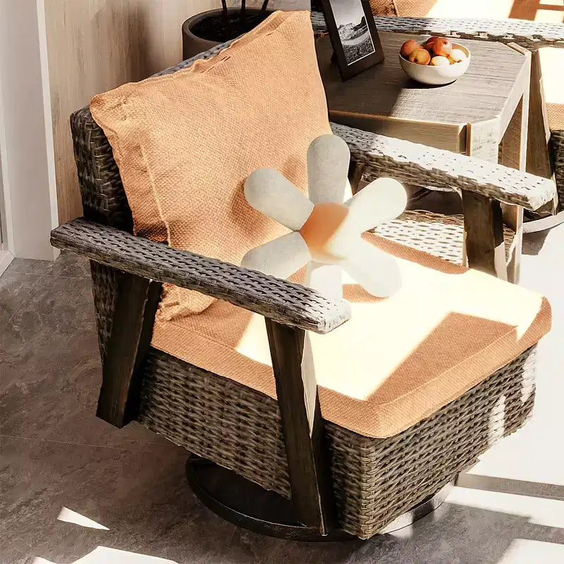 Fauteuil à bascule d'extérieur en osier de polyéthylène (PE) UPTIOT avec coussins