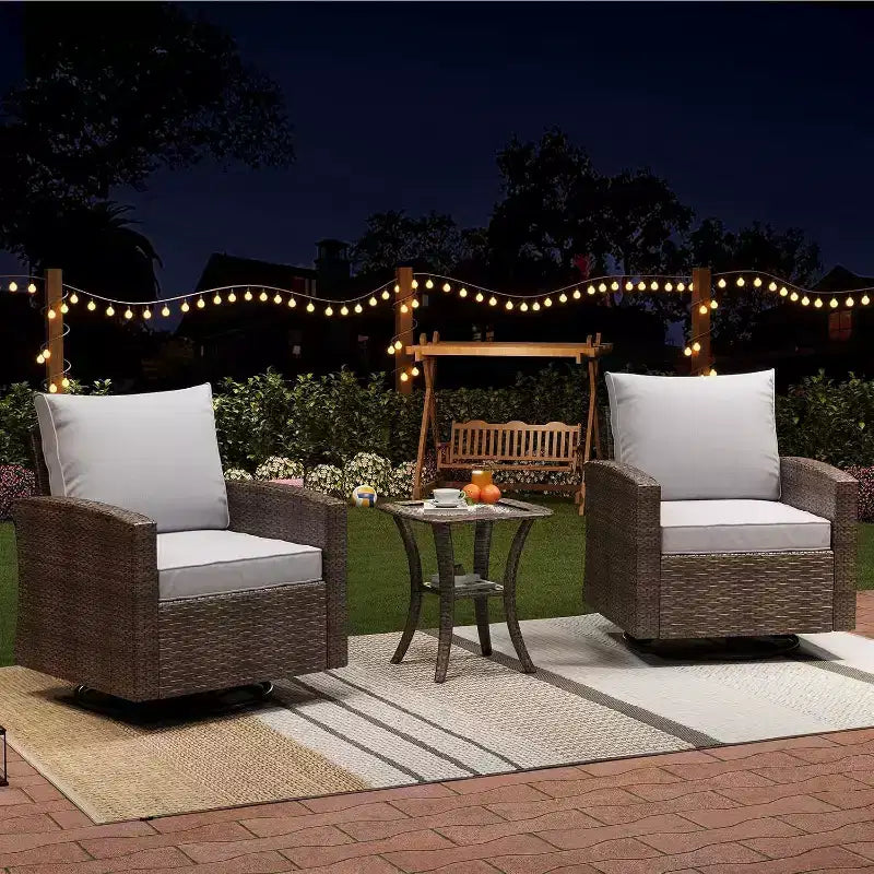 Ensemble de 3 fauteuils pivotants et basculants Acekool en osier pour terrasse, avec table d'appoint en rotin et coussins moelleux, fauteuils à bascule pivotants d'extérieur pour terrasse, véranda, piscine