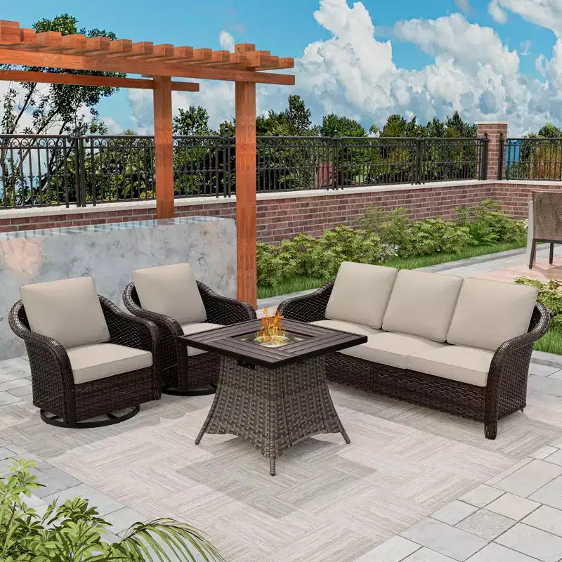 Ensemble de patio extérieur UPTIOT : canapé 3 places, 2 fauteuils pivotants et basculants et foyer de 50 000 BTU pour un confort et une chaleur toutes saisons.
