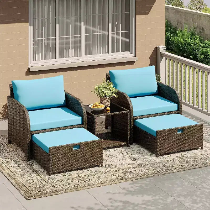 Ensemble de 5 pièces de salon de jardin en rotin PE avec poufs et table basse en verre pour terrasse, jardin, balcon