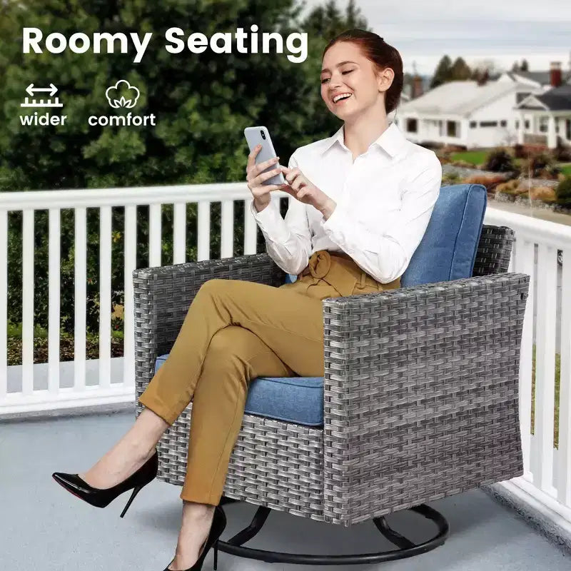 Ensemble de patio 3 pièces HOMLUX : Fauteuils pivotants à bascule et table d'appoint en osier toutes saisons