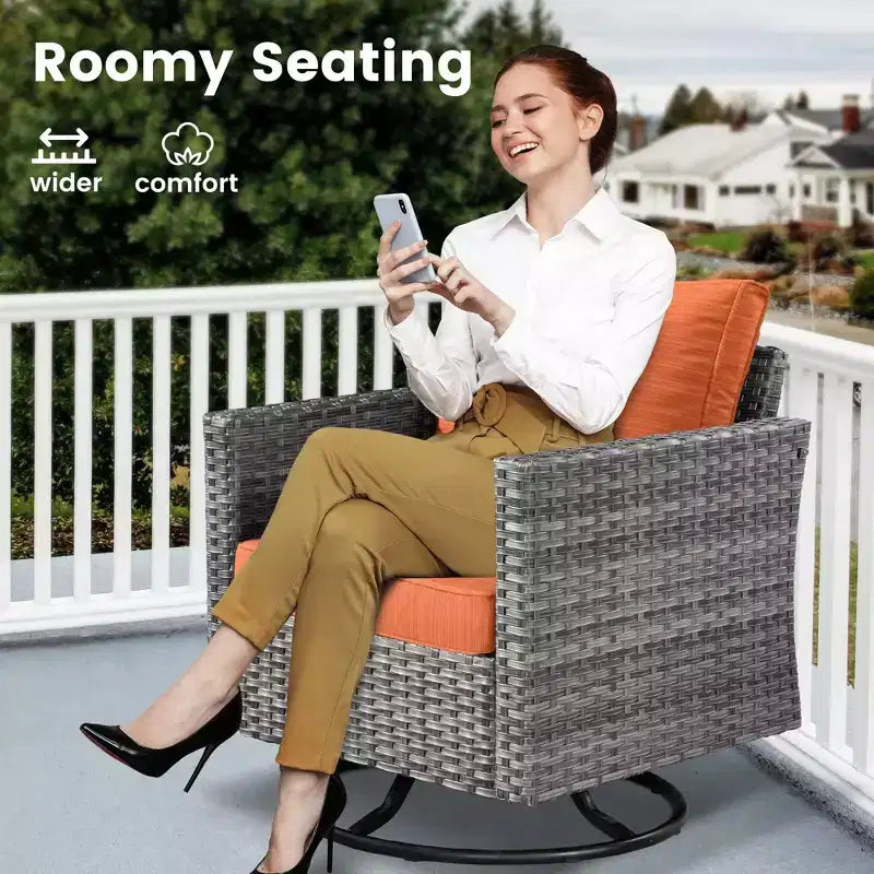 Ensemble de patio 3 pièces HOMLUX : Fauteuils pivotants à bascule et table d'appoint en osier toutes saisons