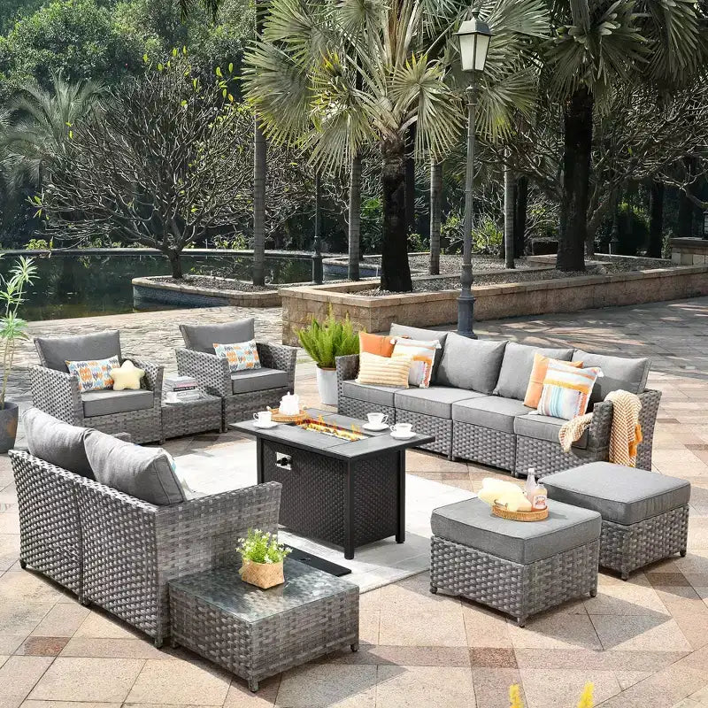 Salon de jardin 13 pièces en osier Tenaya avec brasero métallique et coussins